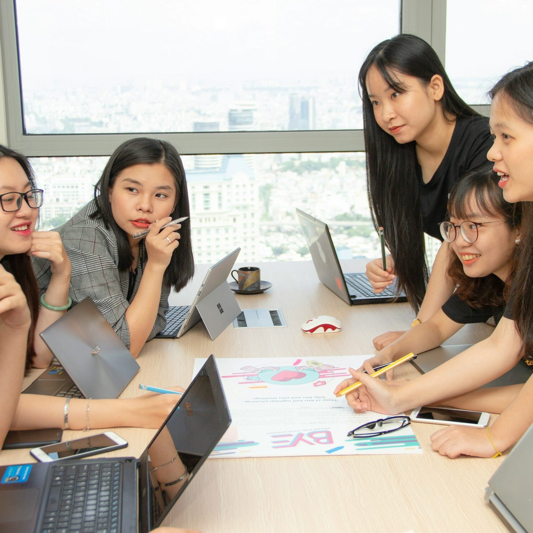 groupe de personnes avec des ordinateurs portables