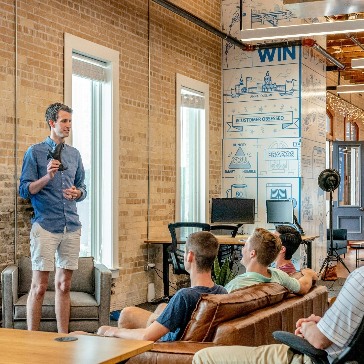 un homme debout devant un groupe d’hommes